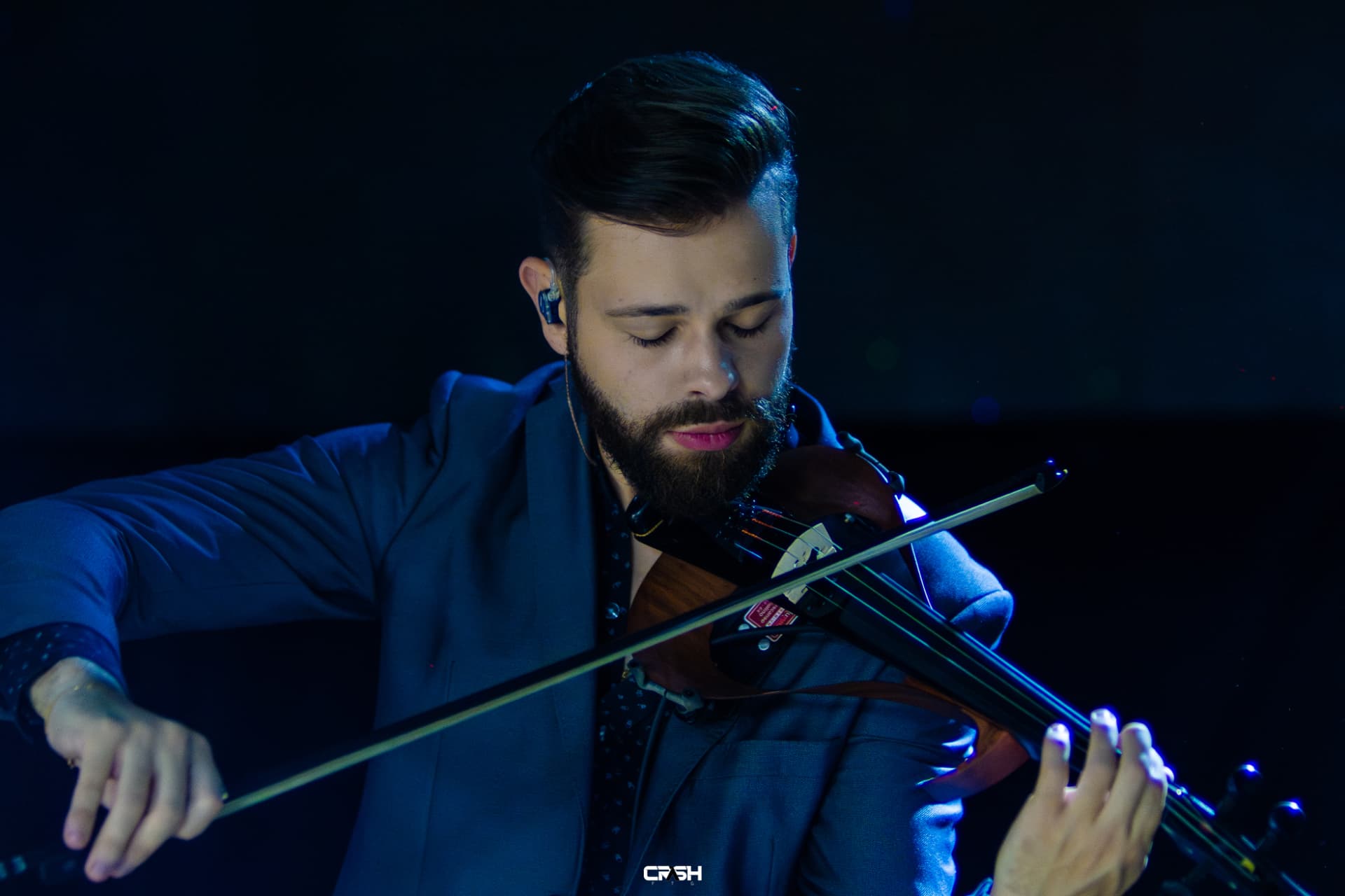 AURENN em performance ao vivo em uma formatura